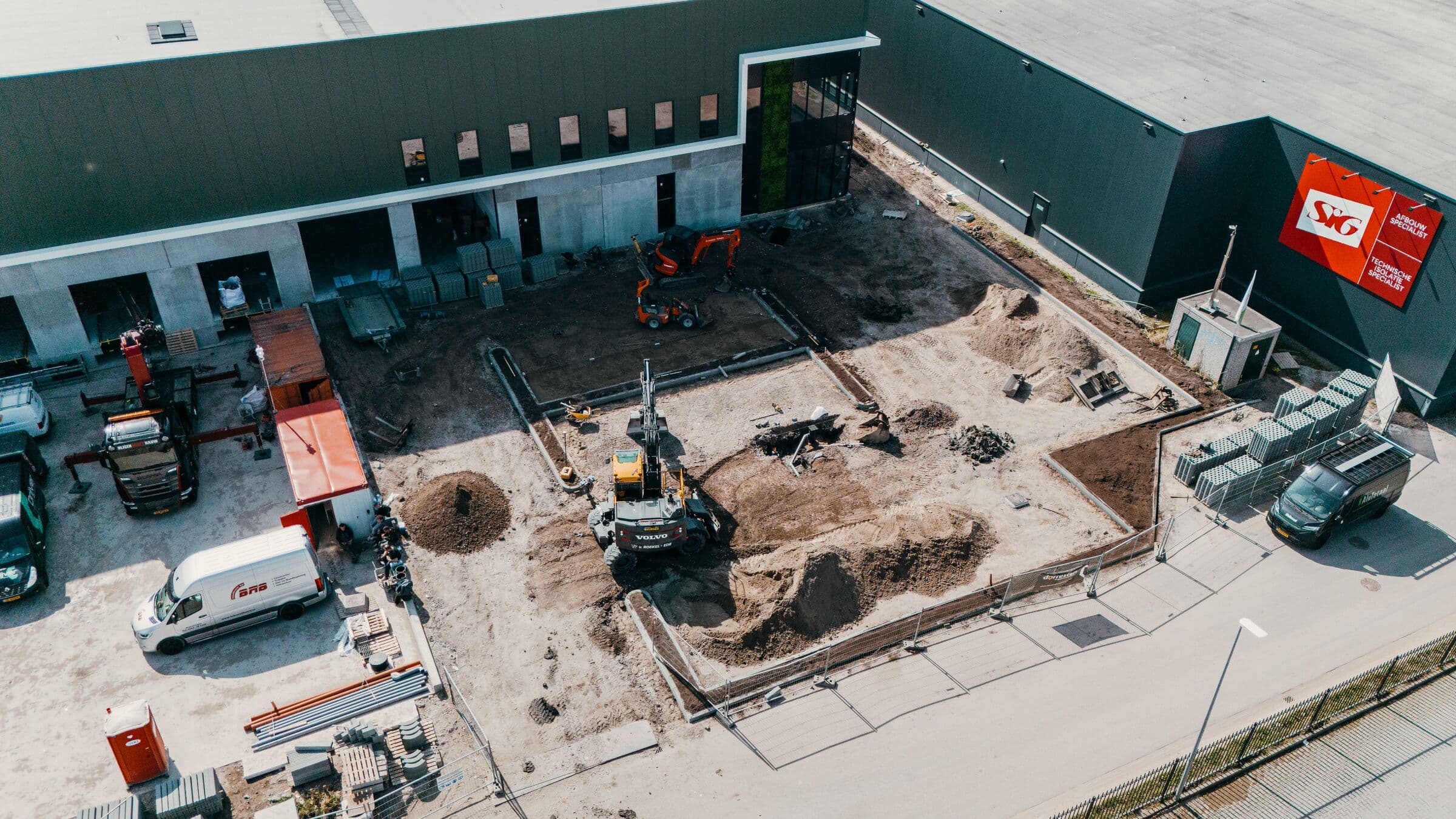Luchtfoto van grondwerk bij een nieuw bedrijfspand