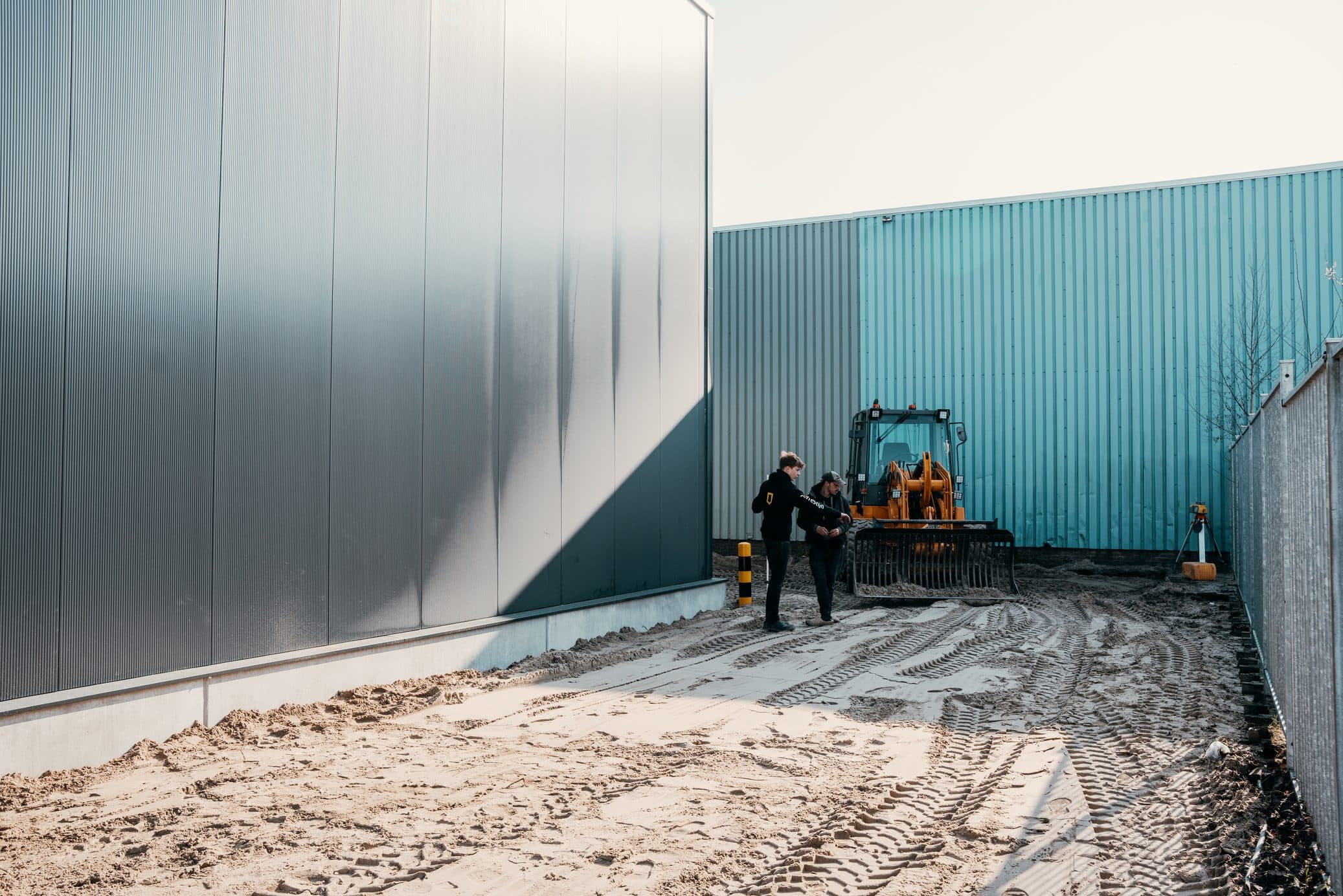 Bouwrijp terrein naast een bedrijfshal
