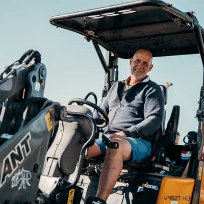 Machinist van Dorrestijn in een minigraver