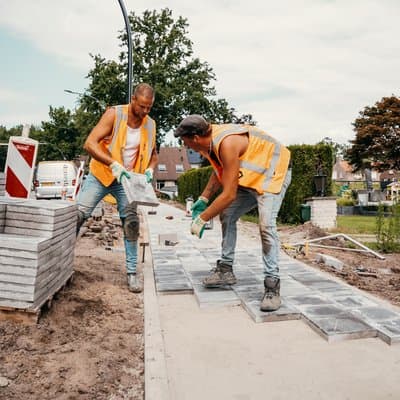 Straatmakers van Dorrestijn aan het werk