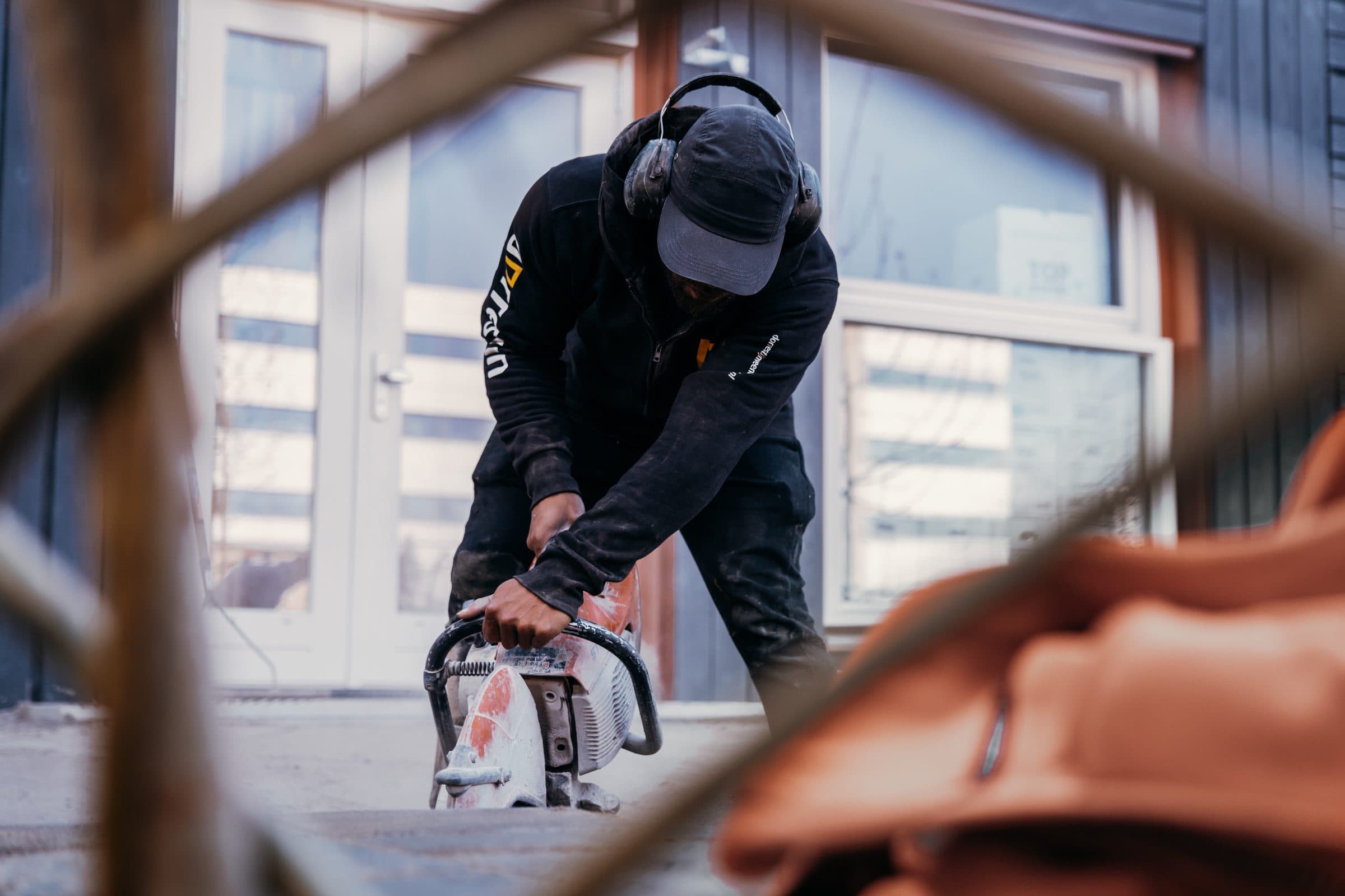 Medewerker van Dorrestijn zaagt een betonband op maat