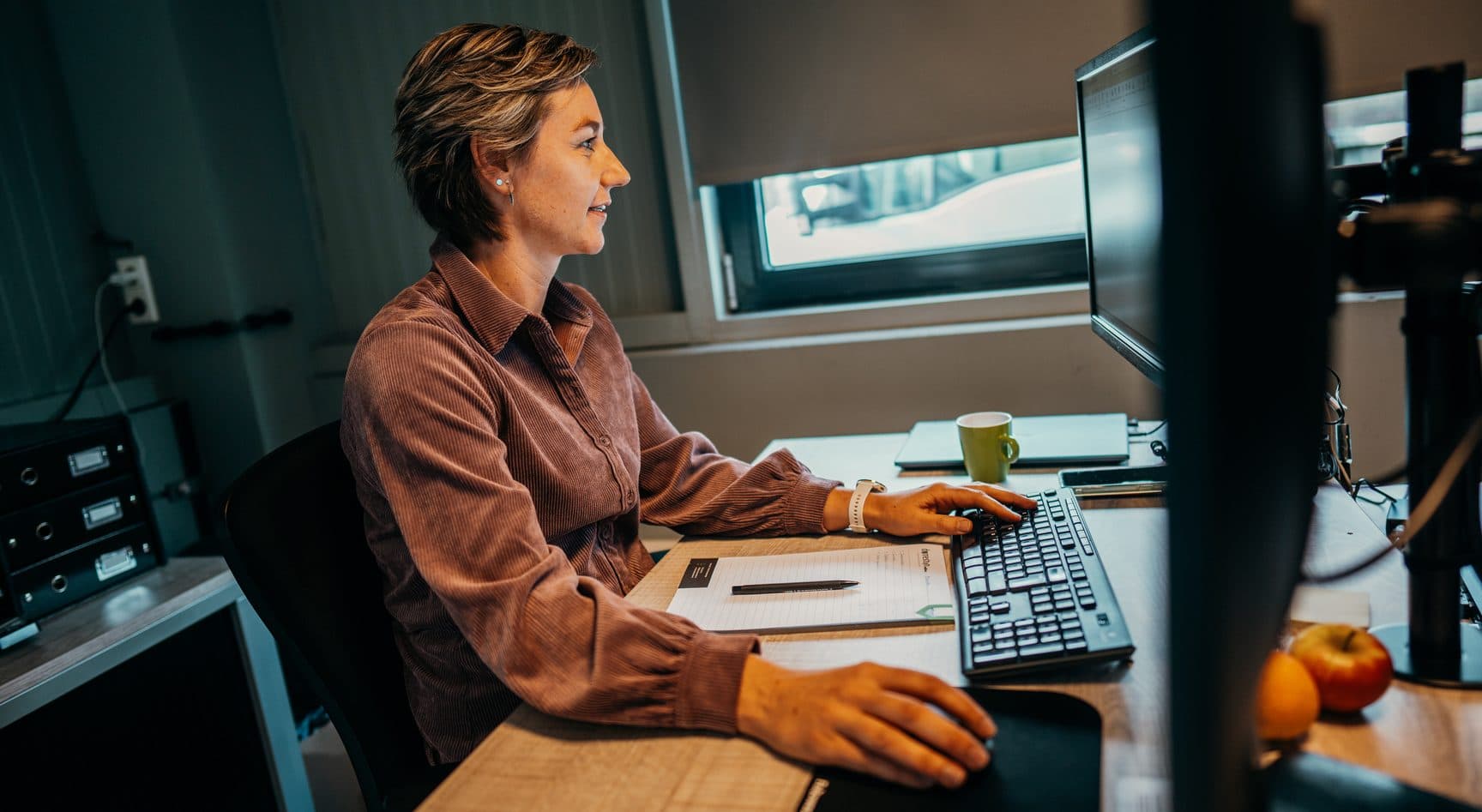 Werkvoorbereider van Dorrestijn aan het werk achter de computer