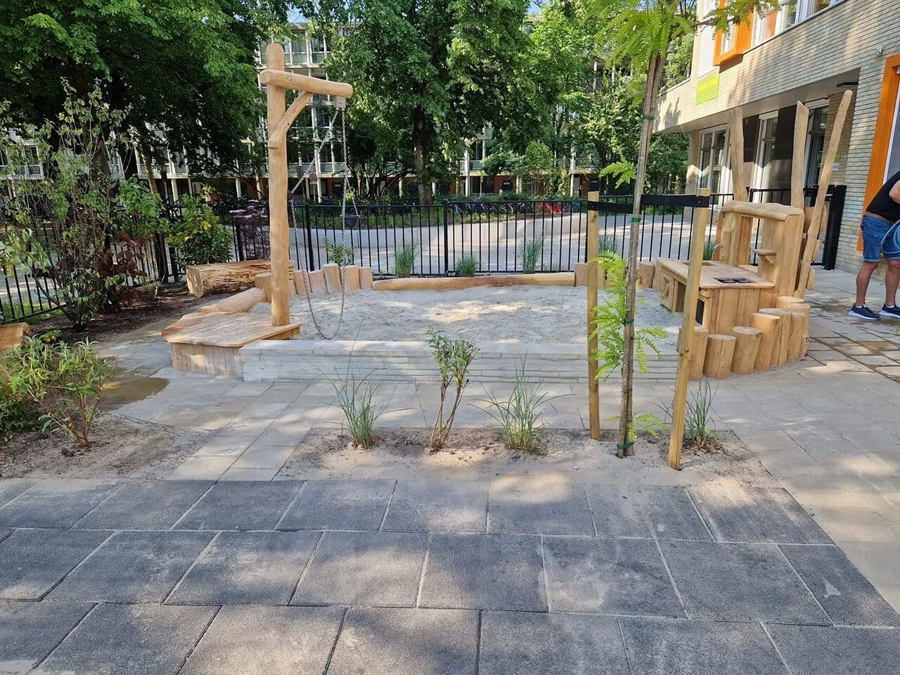 Vergroenen schoolplein Amsterdam, foto 8