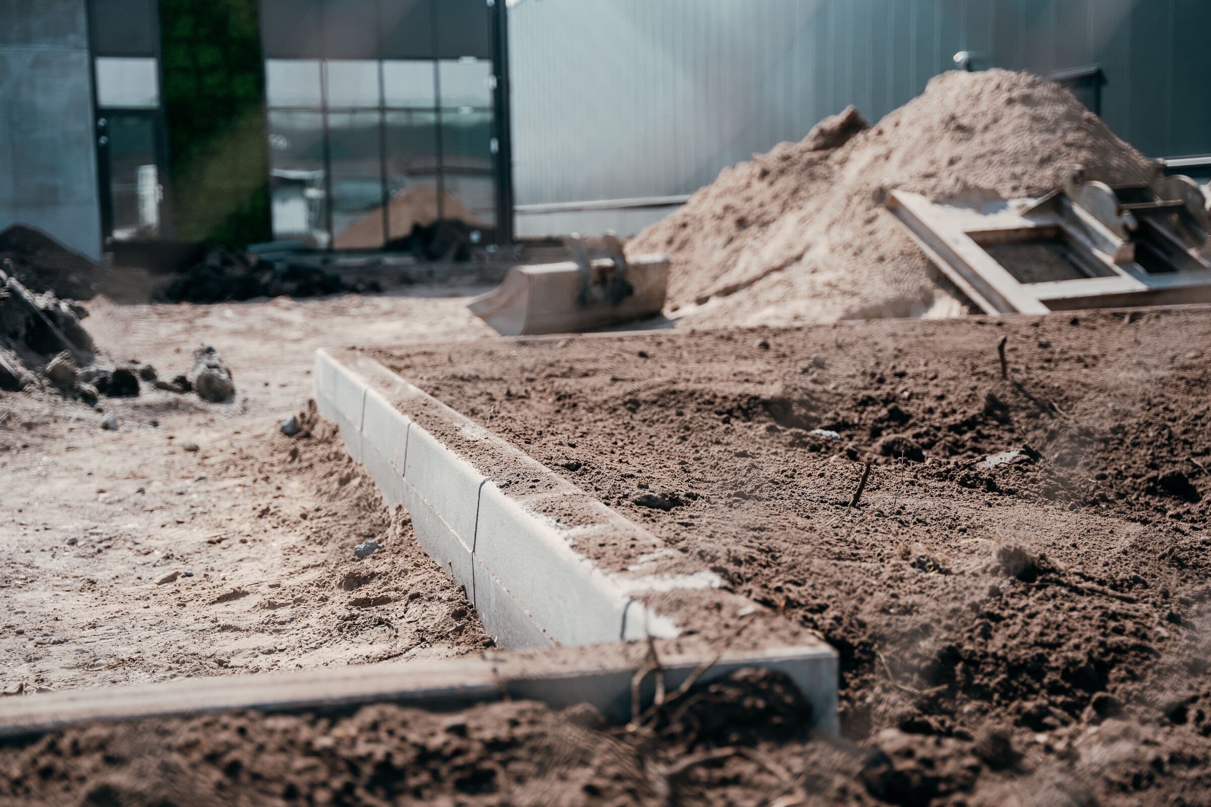 Opsluitbanden gesteld voor nieuw straatwerk