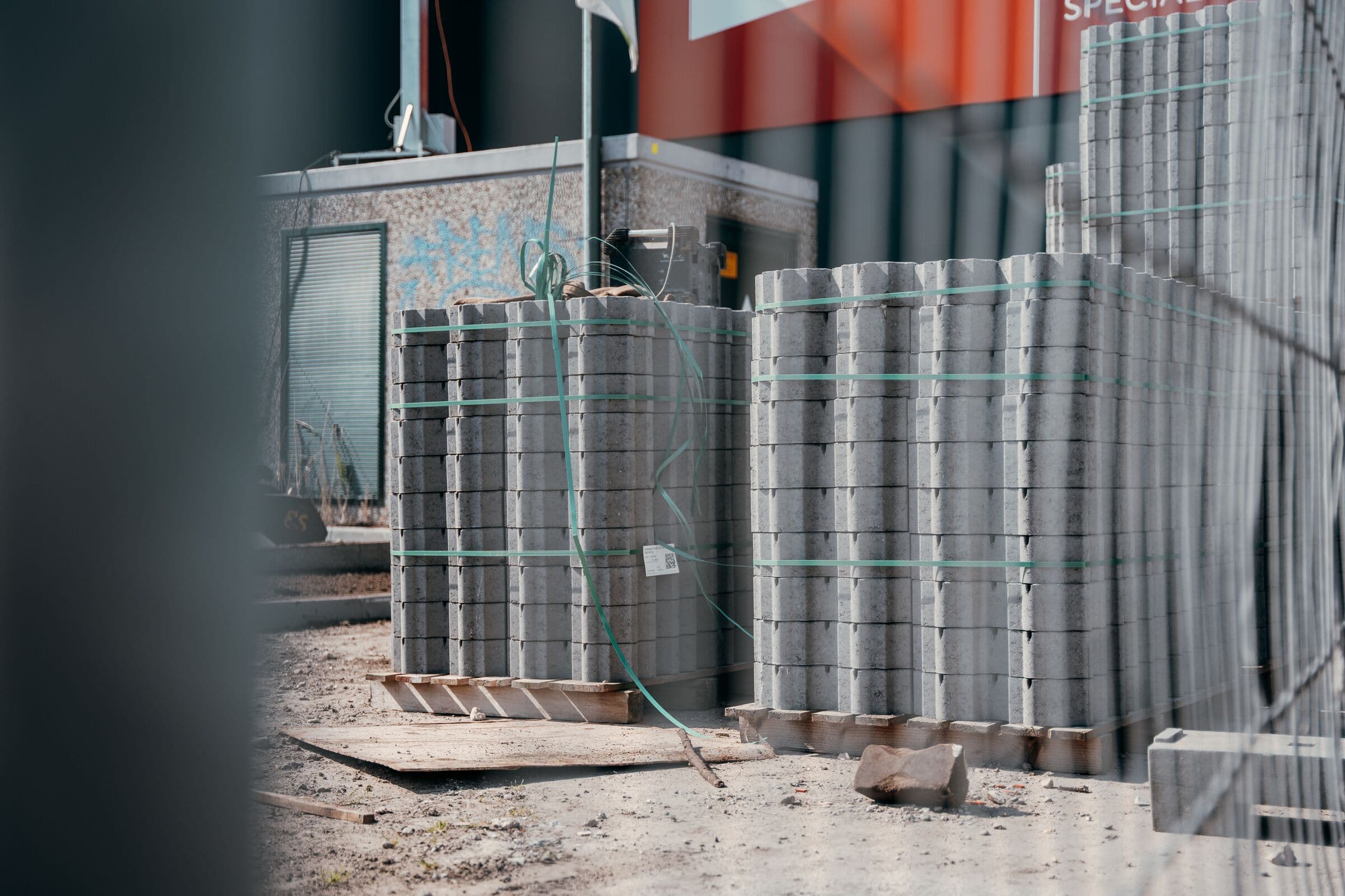 Pallets met klinkers klaar voor de bestrating