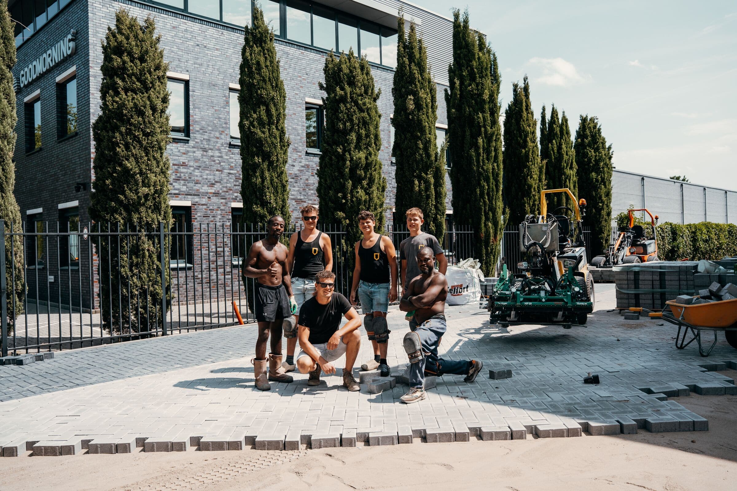 Het straatwerkteam van Dorrestijn bij de straatmachine