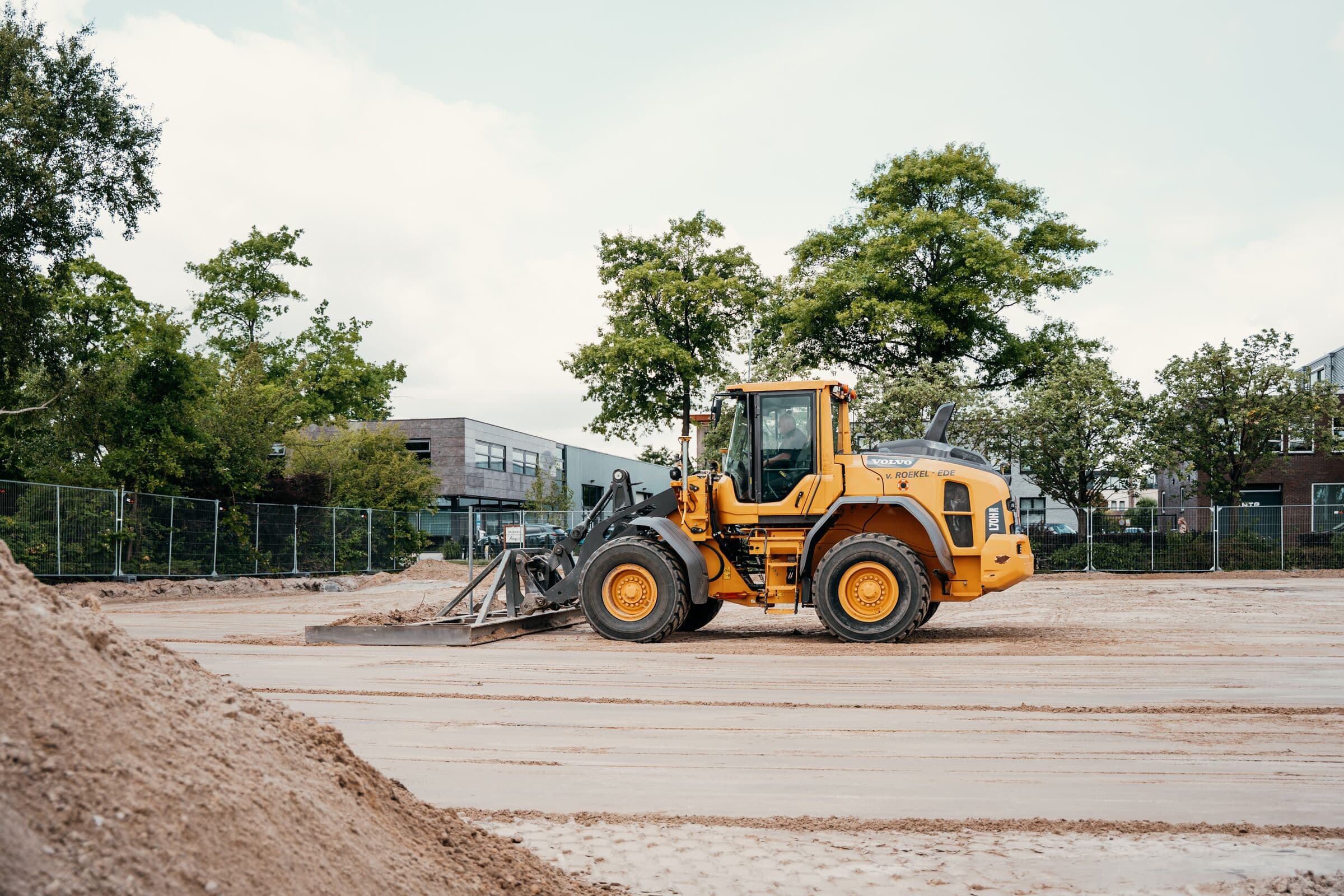 Shovel egaliseert een zandvlakte