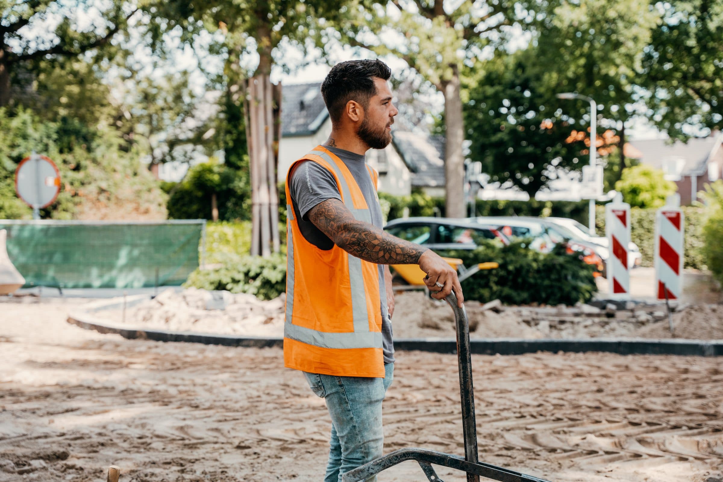 Medewerker van Dorrestijn op een bouwrijp terrein