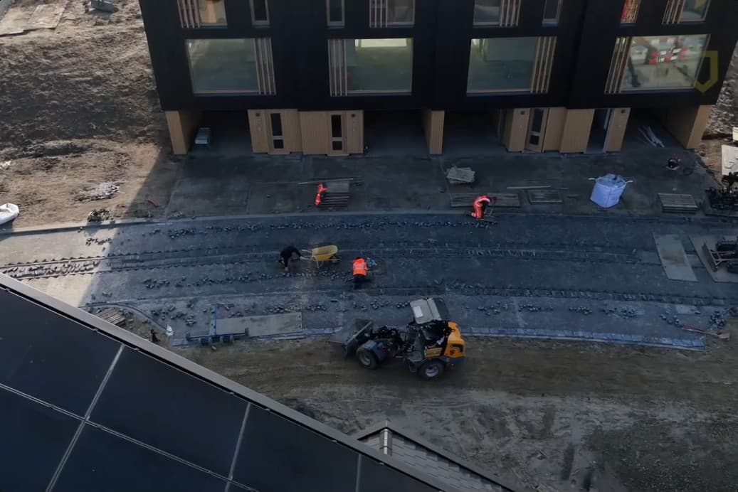 Luchtfoto van straatwerk bij nieuwbouwwoningen