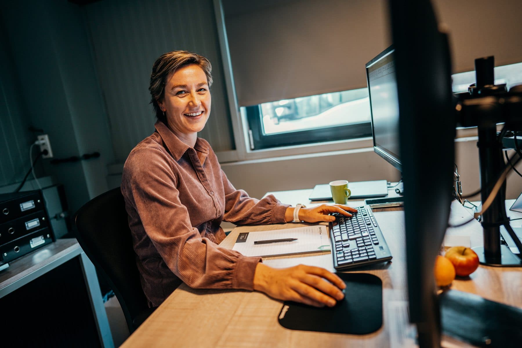 Medewerker van Dorrestijn aan het werk op kantoor