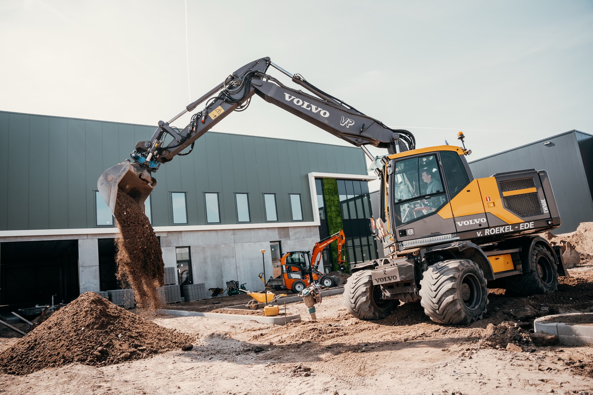 Mobiele graafmachine van Dorrestijn aan het werk
