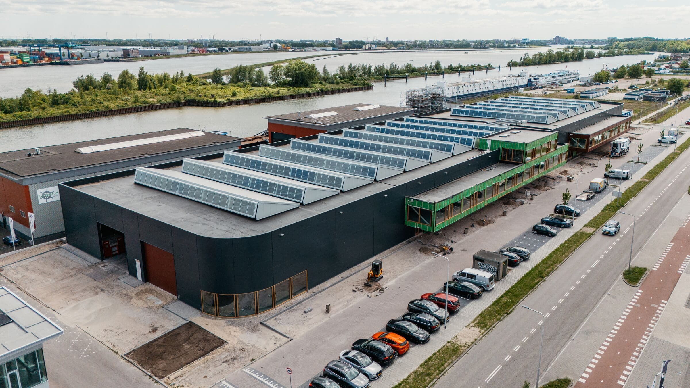 Buiteninrichting bedrijfspand Hendrik-Ido-Ambacht, foto 1