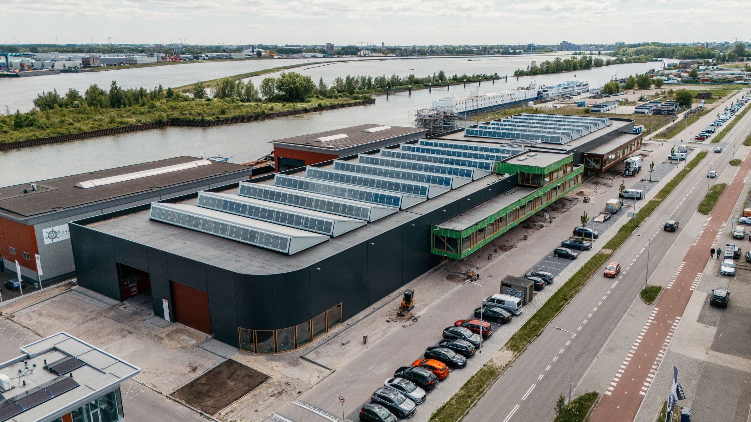 Buiteninrichting bedrijfspand Hendrik-Ido-Ambacht, foto 2