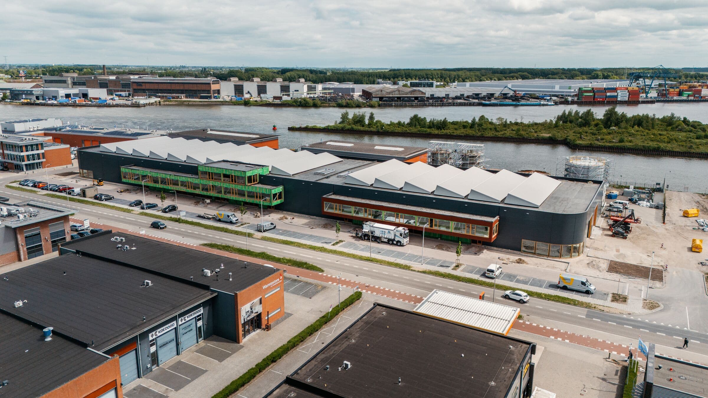Buiteninrichting bedrijfspand Hendrik-Ido-Ambacht, foto 3