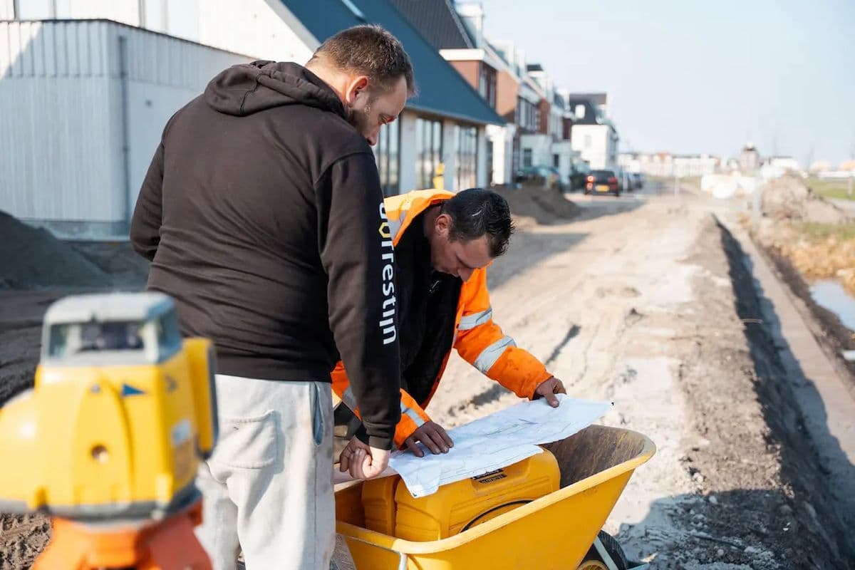 Landmeter aan het werk bij Magnoliahof