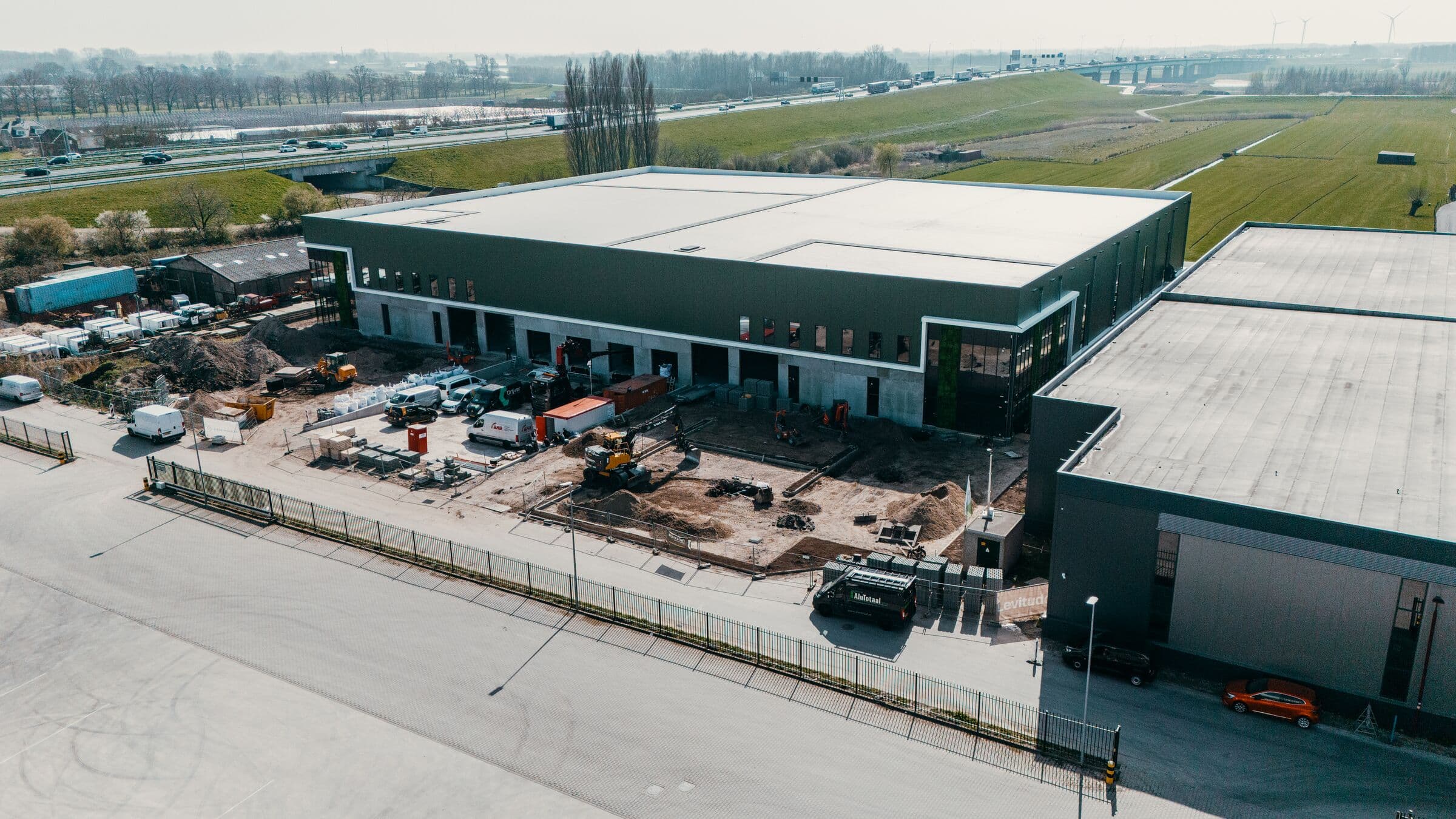 Luchtfoto van het terrein rond een nieuw bedrijfspand